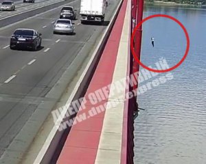 Ніхто не зупинив: стрибок чоловіка з мосту в річку потрапив на відео