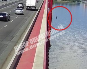 Чоловіка, який стрибнув із мосту в річку, ніхто не шукає