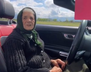 Дрифт в 90: на Закарпатье бабушка оседлала Ford Mustang