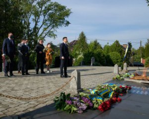 Зеленский почтил память погибших воинов Второй мировой войны на Закарпатье