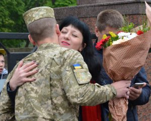 &quot;Обещаем вернуться&quot; - военные проняли матерей посланием с передовой