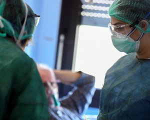 Шмыгаль пообещал выплаты всем медикам, которые борются с коронавирусом