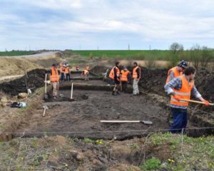 Археологи исследуют древнее поселение, через которое проведут дорогу