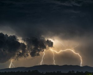 На Прикарпатье надвигается шторм, предупреждают об отключении света