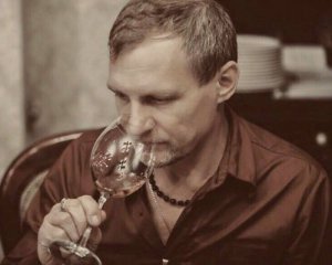 Гостей онлайн-вечорниць  Олег Скрипка пригощав власною маркою вина