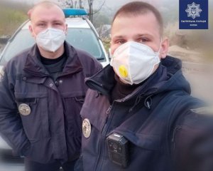 Зашморг на шиї та ванна води з електроприладами: поліцейські врятували самогубця