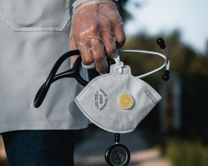 Від Covid-19 померло вже 300 тисяч