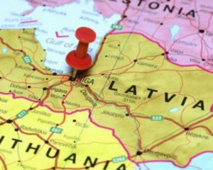 Коронавірус в світі: Латвія, Литва і Естонія відкривають кордони