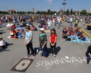 Тисячі німців вийшли на акції протесту проти карантинних обмежень