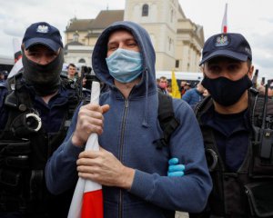 Поліція застосувала сльозогіний газ до протестувальників проти карантину