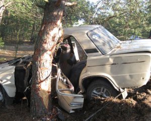 Три человека погибли в результате столкновения автомобиля с деревом