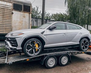 Крутой, но битый: в Украину привезли самый быстрый Lamborghini после ДТП