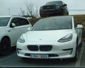 Коли такої BMW не існує, а дуже хочеться - незвичайні Tesla показали в Ісландії