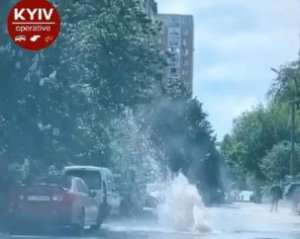 В Киеве посреди дороги прорвало трубу