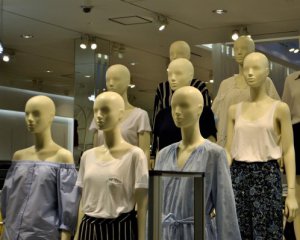 Втрати величезні: продавці пояснили, чому дорожчає одяг
