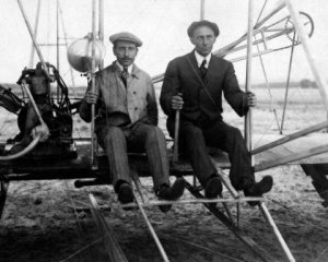 Виробники перших літаків починали з повітряних зміїв