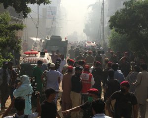 В Пакистане пассажирский самолет упал на город