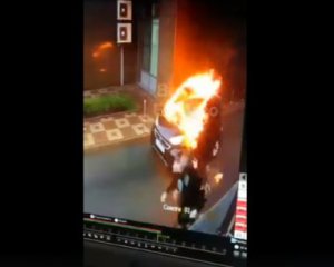 Кілери ледь не згоріли, коли палили авто: з'явилося відео