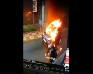 Киллеры едва не сгорели, когда жгли авто: появилось видео