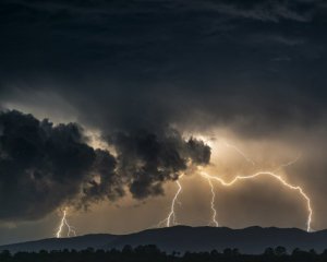 Синоптики попереджають українців про шторм