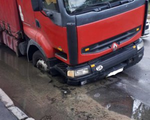 В Киеве в яму попал грузовик