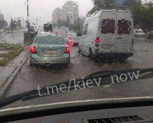 Автомобілі плавають у воді: столицю затопило після зливи