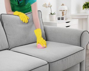 Чистка дивану: назвали дієві домашні засоби від плям