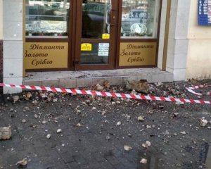 У Львові троє людей випали з будинку через обвал балкону