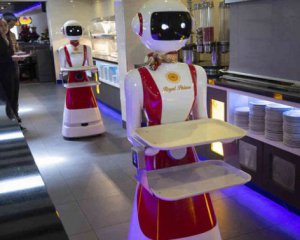 Последствия Covid-19: в ресторане официантам помогают роботы
