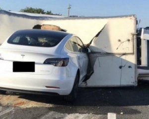 Tesla на автопилоте врезалась в перевернутый грузовик