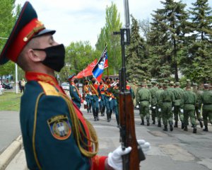 Оккупанты выведут боевиков и технику на парад