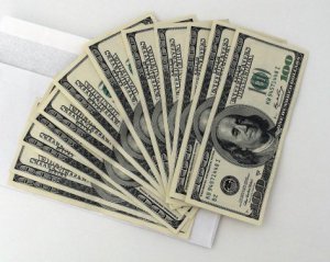 Долар продовжує дешевшати