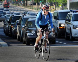 &quot;Від велосипедистів слід триматися подалі&quot;: що треба знати водію про двоколісний транспорт
