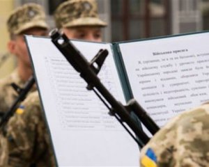 У Міносвіти запевнили, що випускників шкіл не забиратимуть до армії