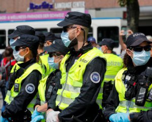 В Швейцарии на демонстрации протеста полиция раздавала маски нарушителям карантина