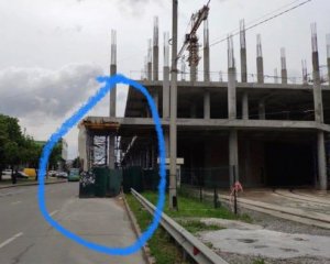 В Киеве посреди дороги строят торговый центр: показали фото и видео
