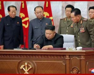 &quot;Умерший&quot; Ким Чен Ын провел заседание политбюро - в сети комментируют его вид