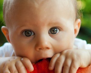 Як заохотити дитину їсти фрукти та овочі