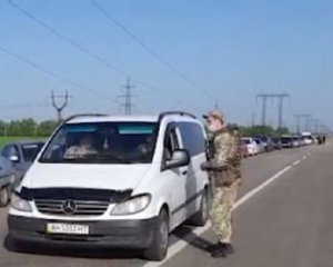 Показали величезні черги на щойно відкритих пунктах пропуску на Донбасі