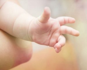 7-місячну дівчинку зі зламаною рукою знайшли в порожній хаті