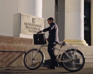 У серіалі - на велосипеді, в реальності - 15 авто. Показали кортеж Зеленського