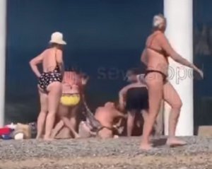 Порванные купальники и растянутые трусы: в Крыму на пляже подрались топлес женщины