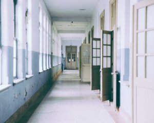 У директорки столичної школи виявили коронавірус. Вона контактувала з понад сотнею осіб