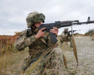 Обстріли продовжуються: бойовики поранили українського військового