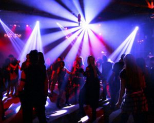 В Одесі і Києві відкрили нічні клуби в які під час карантину прийшли сотні людей