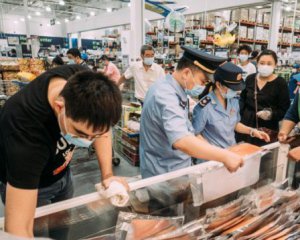 В Пекине на продуктовом рынке обнаружили сотни заболевших Covid-19