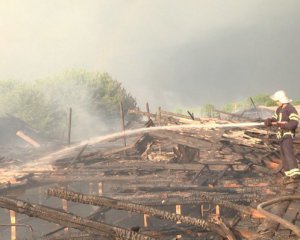 Молния попала в ферму: вспыхнул масштабный пожар