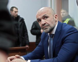 Мангера, який впирався, силоміць затримали після суду