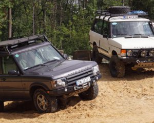 Майже вдвічі перевищили дозволену швидкість: 2 Range Rover влаштували перегони