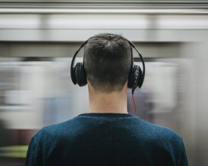 Комітет рекомендував розглянути законопроєкт про заборону музики без навушників у транспорті